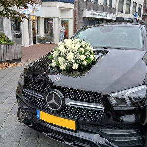 Bloemstuk trouwauto